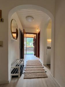 un pasillo con un arco en una casa con una alfombra en Nassfeldblick, en Kirchbach
