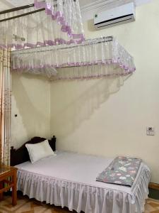 Un pat sau paturi într-o cameră la Nhà nghỉ Minh Hạnh