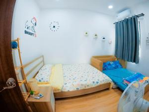 ein kleines Schlafzimmer mit einem Bett und einem Ventilator in der Unterkunft บ้านไออุ่น เขื่อนไม้เต็ง in Ban Na Thom