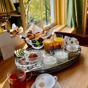 taca ze śniadaniem i napojami na stole w obiekcie Boutique Hotel Museumkwartier w mieście Utrecht