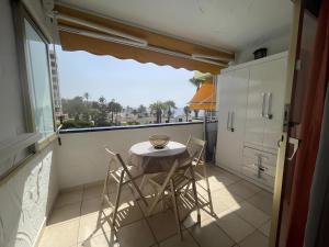 A balcony or terrace at Apartamento con piscina climatizada y vista al mar
