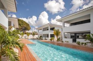 una imagen de una piscina en una villa en Zon&zo Luxurious Apartment in Jan Thiel, en Jan Thiel