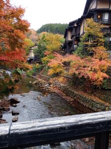 - une vue sur la rivière depuis un pont dans l'établissement Kurokawa Onsen Besso - Vacation STAY 14733, à Minamioguni