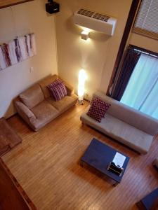 ein Wohnzimmer mit einem Sofa und einem Tisch in der Unterkunft Kurokawa Onsen Besso - Vacation STAY 14733 in Minamioguni