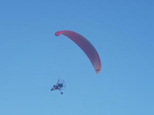 un parapente volando en el cielo en EL MAR TE ESPERA, en Grao de Castellón