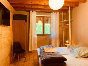Ліжко або ліжка в номері Les MARMOTTES pour 12 avec bain nordique privatif