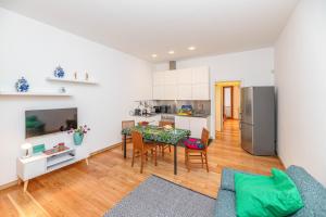 A seating area at Quiet house in a lively area!