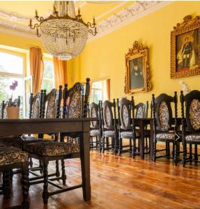 a room with a bunch of chairs and a table at Schloss Schmuggerow in Schmuggerow