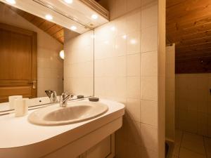W łazience znajduje się umywalka i lustro. w obiekcie Appartement La Clusaz, 4 pièces, 6 personnes - FR-1-304-135 w mieście Clusaz