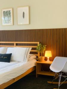 雙溪大年的住宿－杜茲旅館，一间卧室配有一张床和一张带台灯的桌子