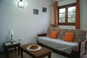 sala de estar con sofá y mesa en Casas del Monte, en Valverde