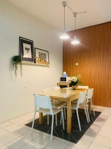 een eetkamer met een houten tafel en stoelen bij D'Houzz in Sungai Petani