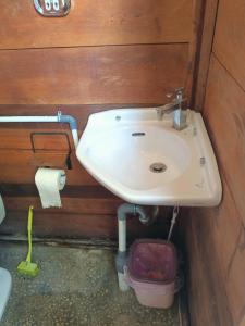 a bathroom with a white sink in a room at Lainkalogos glamping in Rabia