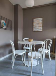 einen weißen Tisch und Stühle in einem Zimmer mit Tisch und Stühlen in der Unterkunft Spacious and charming studio in Rovaniemi