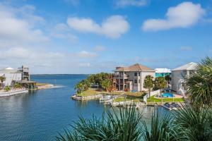 - une vue sur une étendue d'eau avec des maisons et des bateaux dans l'établissement Tequila Sunrise, à Pensacola Beach