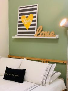 Postel nebo postele na pokoji v ubytování D'Houzz