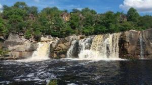 een grote waterval midden in een rivier bij Pousada Riacho Doce - Curimataí - Buenópolis - MG in Curumatahy