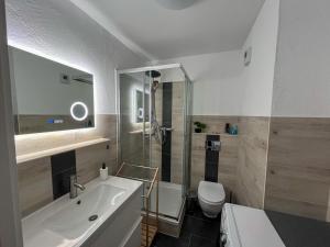 Et badeværelse på Familienurlaub am Meer & Wellness in der Nähe