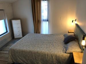 um quarto com uma cama e uma janela em Casa Arealonga em Vigo