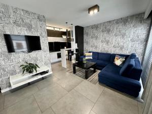 Televízia a/alebo spoločenská miestnosť v ubytovaní LuxApart Kalisz