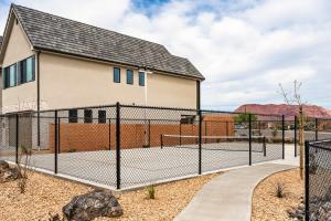 une clôture grillagée devant une maison dans l'établissement Hallser's Escape home, à Santa Clara