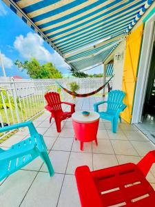 eine Gruppe Stühle und ein Tisch auf einer Terrasse in der Unterkunft Villa KAZ A ZOT in Port-Louis