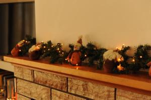 ein Kaminsims mit Weihnachtsdekorationen und Kerzen darauf in der Unterkunft Delphic moments - Sunny app 3BR, 2BA with view in Delphi