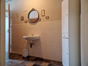 W łazience znajduje się umywalka i lustro. w obiekcie B&B 't Kloaster kamer Het Landhuis w mieście Hulsberg