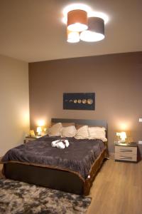 1 dormitorio con 1 cama grande con 2 luces. en Casa Vacanze Oikia-Girasole, en Nápoles