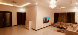 Televizorius ir (arba) pramogų centras apgyvendinimo įstaigoje Haven Lodge, Islamabad
