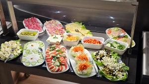 un buffet avec de nombreux types de nourriture sur une table dans l'établissement CampIn Hotel, à Amsterdam