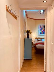 un pasillo con una habitación con 1 dormitorio y 1 cama en Royal Mile apt, just 1 min from Edinburgh Castle!, en Edimburgo