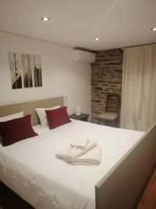 アルヴァレンガにあるCasa de Campo "Quinta do Cadafaz"のベッドルーム(赤い枕の大きな白いベッド付)