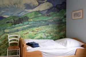 - une chambre ornée d'une peinture murale dans l'établissement Fewo Eifel Eichen, à Nideggen