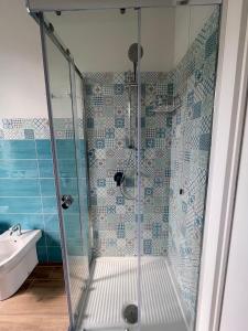 eine Dusche mit Glastür im Bad in der Unterkunft La casa di Felice [Milazzo, Tono] in Milazzo