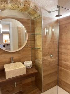 y baño con ducha, lavabo y espejo. en La Segreta del Castello Self Check-in, private access en Gioia del Colle