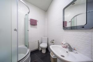 uma casa de banho branca com um lavatório e um WC em Окремі номери поруч з Південним вокзалом em Carcóvia