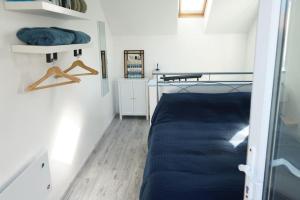 niewielka sypialnia z niebieskim łóżkiem i białymi ścianami w obiekcie Cozy 1 Bed Retreat - Amlwch w mieście Amlwch