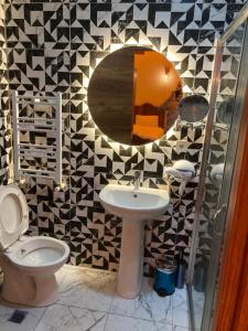 y baño con aseo, lavabo y espejo. en Ulusoy Old Cıty en Estambul