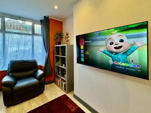 ein Wohnzimmer mit einem Flachbild-TV an der Wand in der Unterkunft Crow Hill House - Great for Contractors or Family Holidays in Cleethorpes
