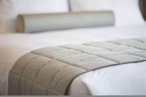 - un lit fermé avec un matelas blanc dans l'établissement Citrea Santander, à Santander