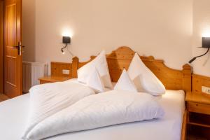 two beds with white pillows on them in a bedroom at Landhaus Zaglauhof in Werfenweng