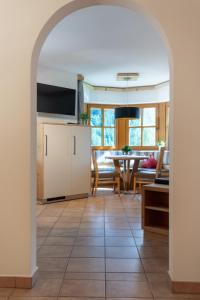 eine Küche und ein Wohnzimmer mit einem offenen Torbogen in der Unterkunft Landhaus Zaglauhof in Werfenweng