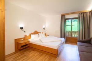 - une chambre avec un lit et une fenêtre dans l'établissement Landhaus Zaglauhof, à Werfenweng
