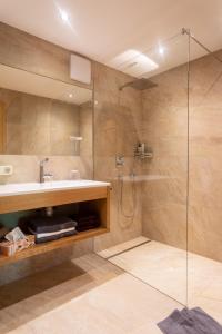 een badkamer met een wastafel en een douche bij Landhaus Zaglauhof in Werfenweng
