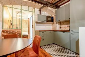 uma cozinha com mesa e cadeiras num quarto em Nouveau - Industrial Appartement - 6p - Gym/Sauna em Paris