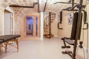 um ginásio com uma passadeira num quarto com uma parede de tijolos em Nouveau - Industrial Appartement - 6p - Gym/Sauna em Paris