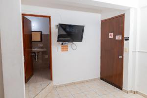 TV a/nebo společenská místnost v ubytování Hotel Las Palmas Cancun Centro