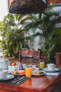 - une table avec des assiettes de nourriture et de boissons dans l'établissement Casa de St. Antônio Hotel Boutique, à Parnaíba
