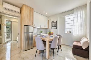 a kitchen and dining room with a table and chairs at New cozy apartments in Crete Coast with pool and dining area in Magnisía